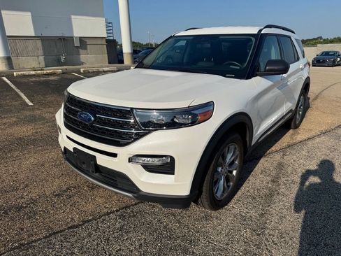 Used 2022 Ford Explorer XLT w/ Equipment Group 202A AWD/4WD image 3