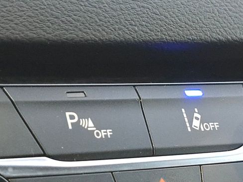 Used 2022 Chrysler Pacifica Touring-L image 6