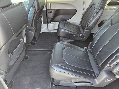 Used 2024 Chrysler Pacifica Touring-L FWD image 29
