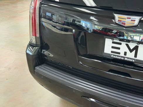 Used 2018 Cadillac Escalade Platinum RWD image 13
