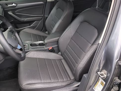 Used 2024 Volkswagen Jetta SE FWD image 9