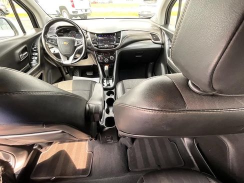 Used 2020 Chevrolet Trax LT w/ LT Convenience Package AWD/4WD image 3