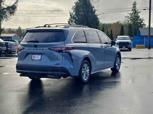 Certified 2022 Toyota Sienna XLE Woodland Edition image 5