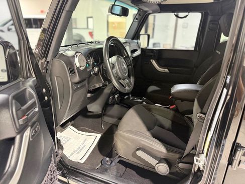 Used 2016 Jeep Wrangler Unlimited Rubicon w/ Connectivity Group AWD/4WD image 15