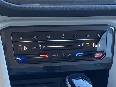 Used 2022 Volkswagen Tiguan SE image 9