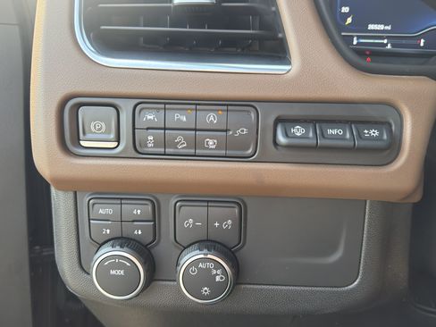 Used 2022 Chevrolet Suburban High Country AWD/4WD image 30