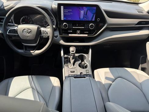 Used 2025 Toyota Highlander XLE AWD/4WD image 17