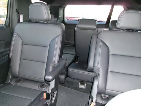 Used 2025 Chevrolet Traverse LT image 14