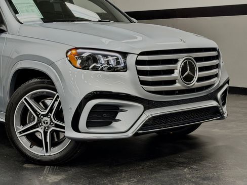Used 2025 Mercedes-Benz GLS 450 4MATIC image 3