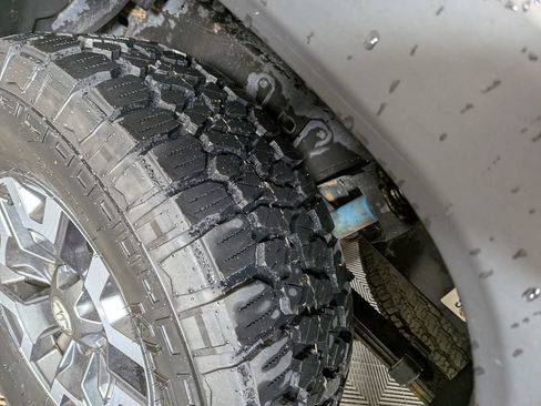 Used 2018 Toyota Tacoma TRD Off-Road w/ Technology Package AWD/4WD image 15
