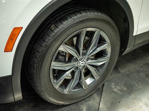 Used 2022 Volkswagen Tiguan SE w/ Panoramic Sunroof Package image 4
