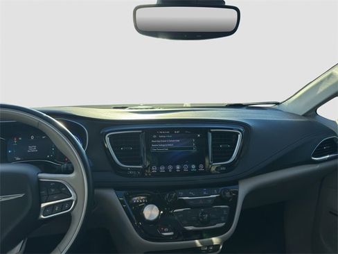 Used 2020 Chrysler Pacifica Limited w/ Advanced Safetytec Group image 31