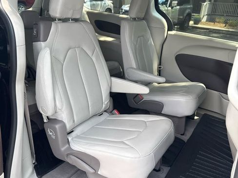 Used 2021 Chrysler Pacifica Touring-L w/ Premium & Safety Sphere Group FWD image 15