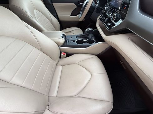 Used 2021 Toyota Highlander XLE FWD image 27