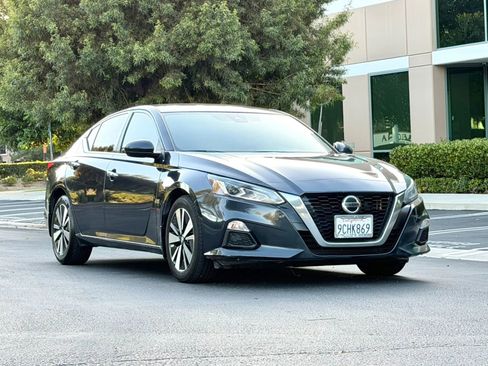Used 2022 Nissan Altima 2.5 SV FWD image 2