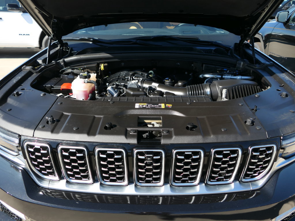 Used 2025 Jeep Grand Cherokee Summit AWD/4WD image 29