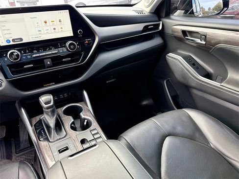 Used 2023 Toyota Highlander XLE image 26