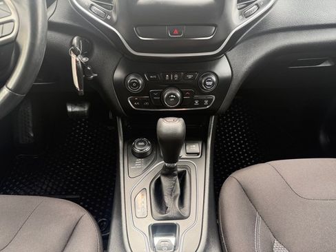 Used 2019 Jeep Cherokee Latitude w/ Cold Weather Group AWD/4WD image 15