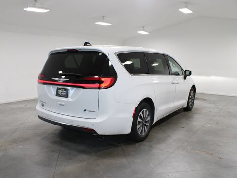 Used 2023 Chrysler Pacifica Touring-L FWD image 9