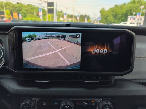 Used 2025 Jeep Wrangler Sport AWD/4WD image 23