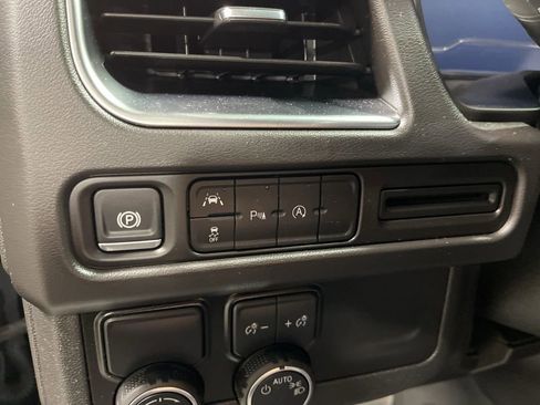 Used 2024 Chevrolet Suburban LT image 28