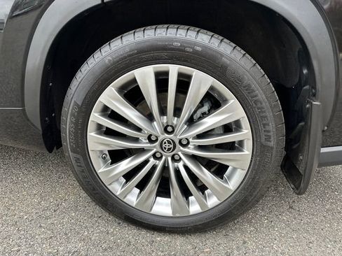 Certified 2025 Toyota Highlander Platinum AWD/4WD image 18