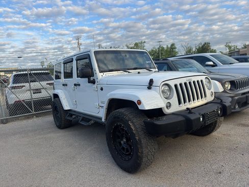 Used 2017 Jeep Wrangler Unlimited Sahara w/ Connectivity Group image 4