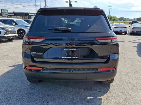 Used 2024 Jeep Grand Cherokee Altitude AWD/4WD image 5