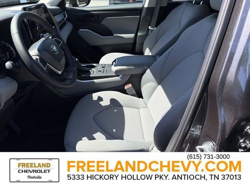 Used 2024 Toyota Highlander LE AWD/4WD image 23