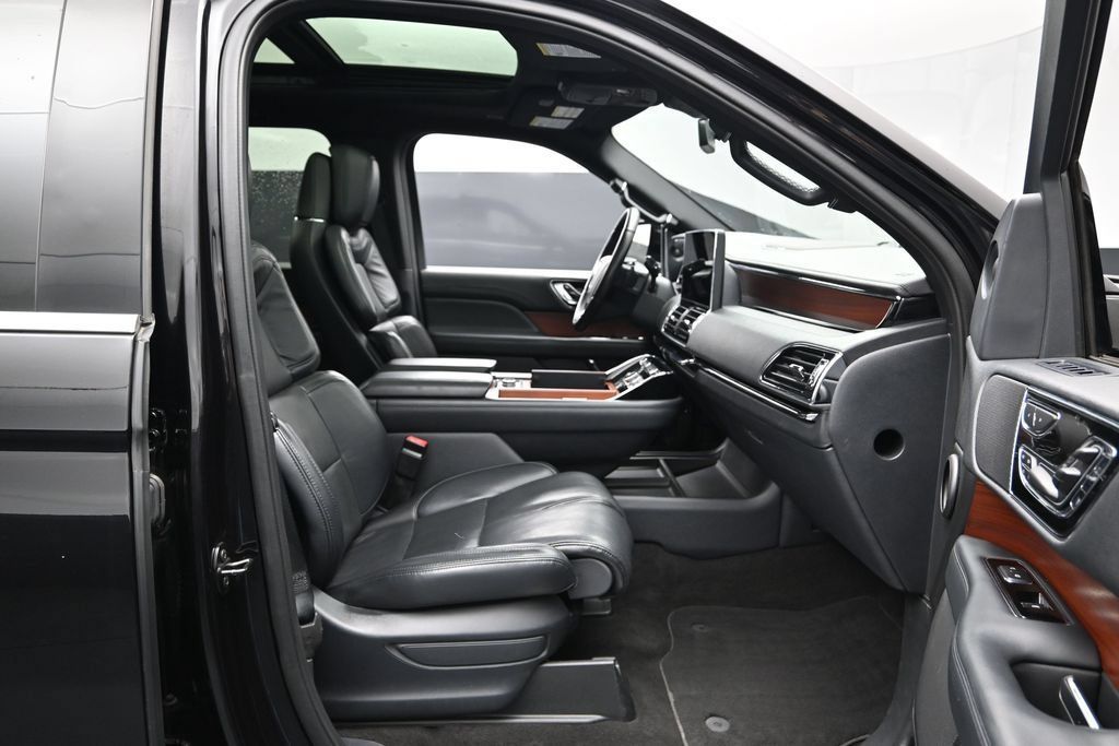 Used 2022 Lincoln Navigator L Reserve AWD/4WD image 31