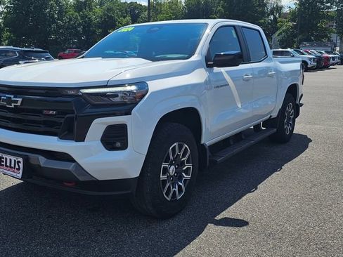Used 2024 Chevrolet Colorado Z71 w/ Z71 Convenience Package 2 AWD/4WD image 3