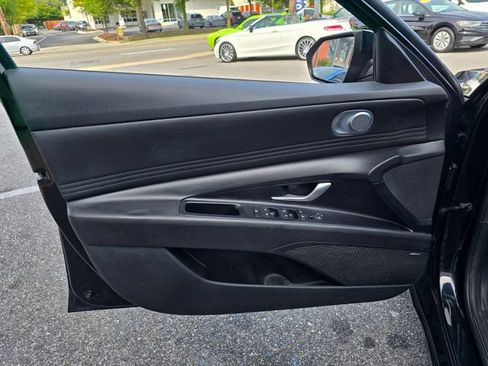 Used 2023 Hyundai Elantra Limited w/ Preferred Accessory Package FWD image 7