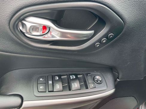 Used 2019 Jeep Cherokee Limited AWD/4WD image 12
