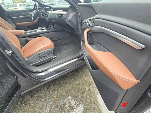 Used 2024 Audi Q8 e-tron Premium Plus w/ Premium Plus Package image 11