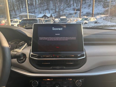 Used 2025 Jeep Compass Limited image 17