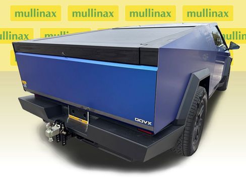 Used 2025 Tesla Cybertruck AWD Crew Cab image 4