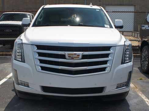 Used 2020 Cadillac Escalade Luxury RWD image 2