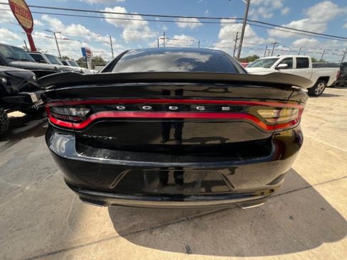 Used 2017 Dodge Charger SE w/ Blacktop Package RWD image 6