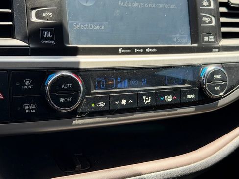 Used 2017 Toyota Highlander Limited w/ Carpet Mat Package FWD image 20