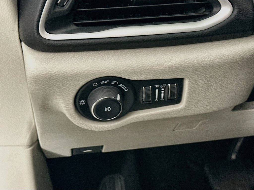 Certified 2024 Chrysler Pacifica Touring-L FWD image 17