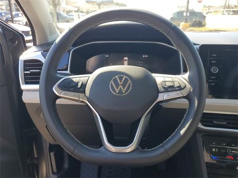 Used 2025 Volkswagen Taos SE w/ Panoramic Sunroof Package image 25