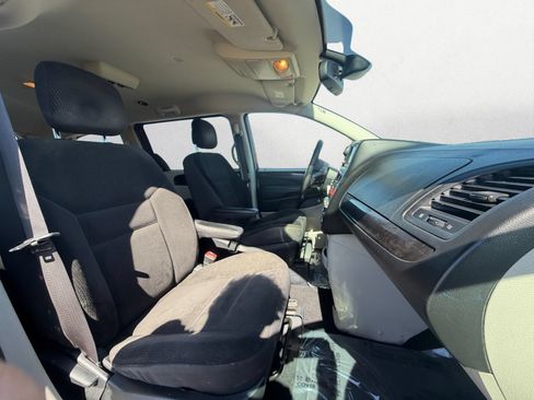 Used 2019 Dodge Grand Caravan SE FWD image 15