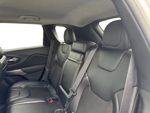 Used 2019 Jeep Cherokee Latitude Plus w/ Cold Weather Group FWD image 13