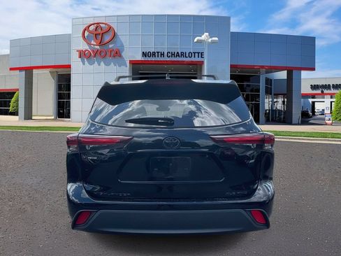 Used 2024 Toyota Highlander XLE AWD/4WD image 7