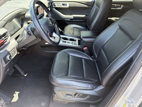 Used 2021 Ford Explorer XLT w/ Equipment Group 202A RWD image 21