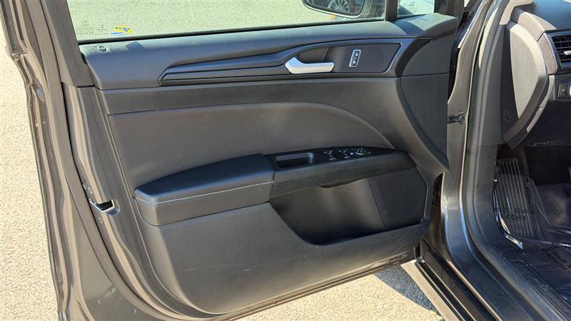 Used 2018 Ford Fusion SE w/ Equipment Group 201A FWD image 21