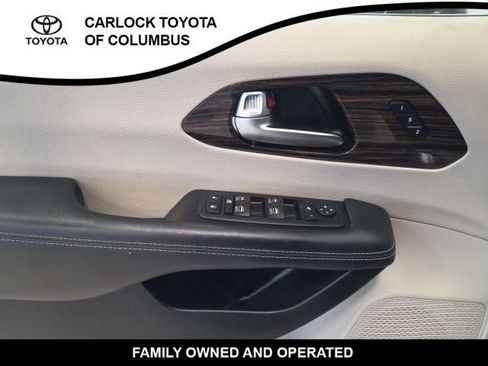 Used 2023 Chrysler Pacifica Limited FWD image 11