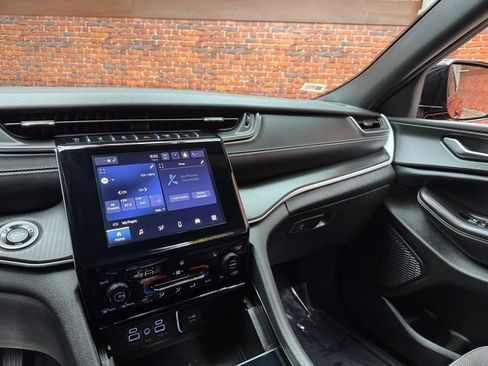 Used 2023 Jeep Grand Cherokee Altitude image 16