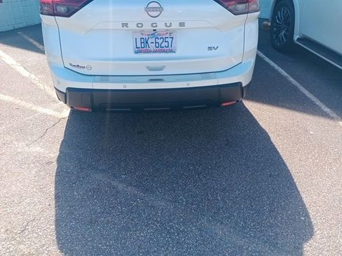 Used 2024 Nissan Rogue SV w/ SV Premium Package image 18