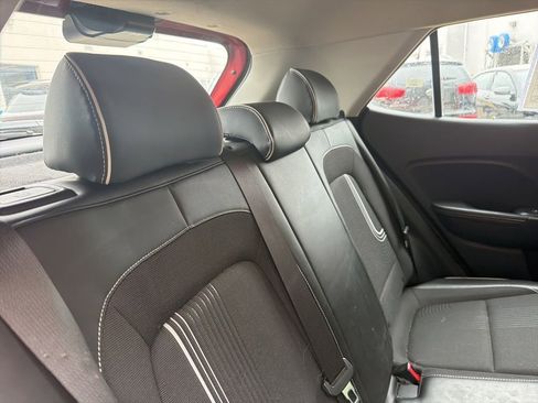 Used 2023 Hyundai Venue Limited FWD image 13